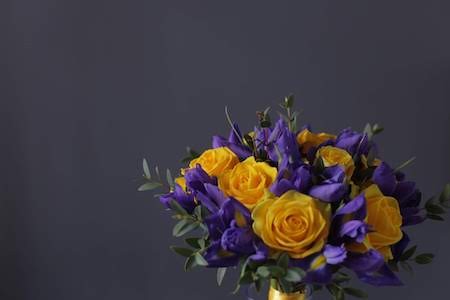 Свадебный букет с желтыми розами и синими ирисами